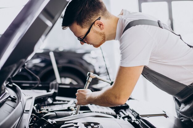 Page 3 | Man Fixing Car Images - Free Download on Freepik