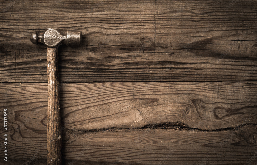 Old retro hammer on wooden workbench Stock-Foto | Adobe Stock