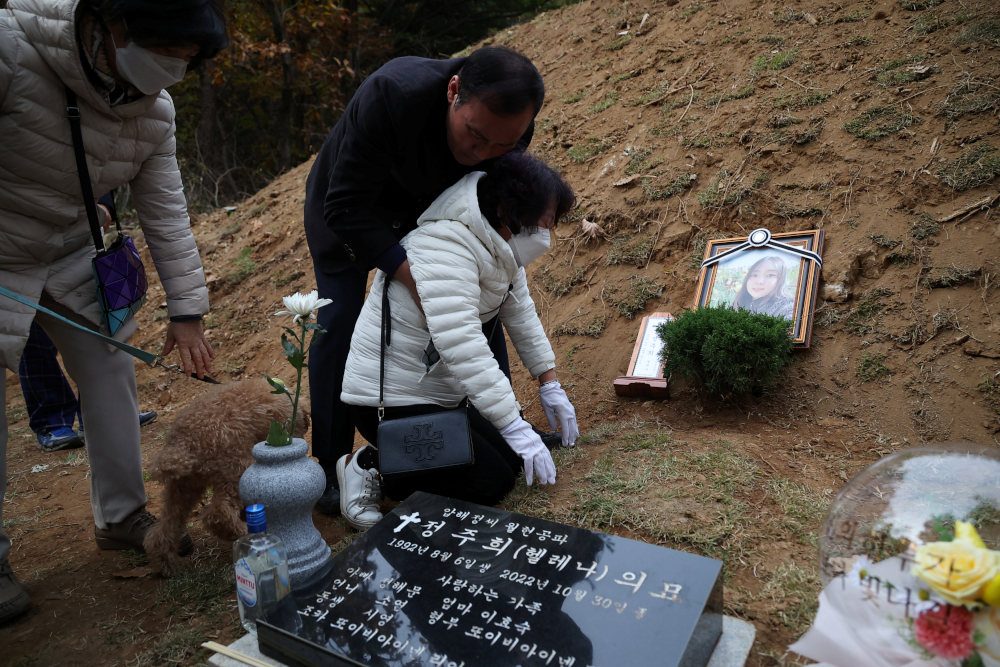 Grief-stricken and angry South Korean parents bid final goodbyes ...