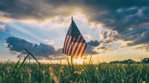 Memorial day tribute american flag statue und heller hintergrund ...