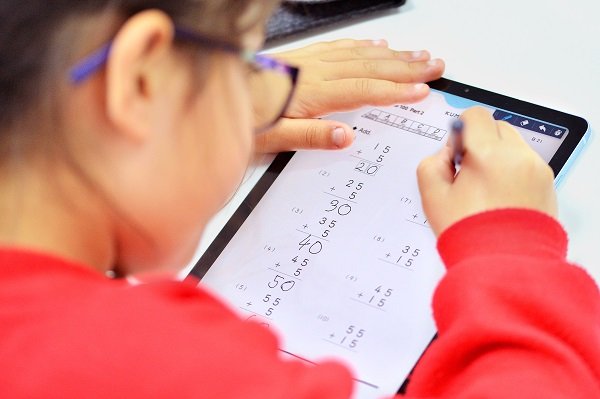 Maths tuition &  extra English lessons for children - Kumon UK