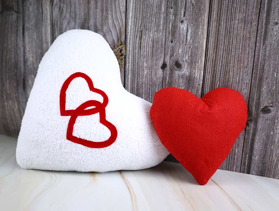 How To Make A Heart Pillow - VIDEO And FREE Pattern ⋆ Hello Sewing